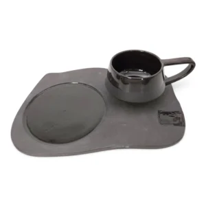 Tasse der Linie minimal auf einer mosaic-Platte mit runder Ablage